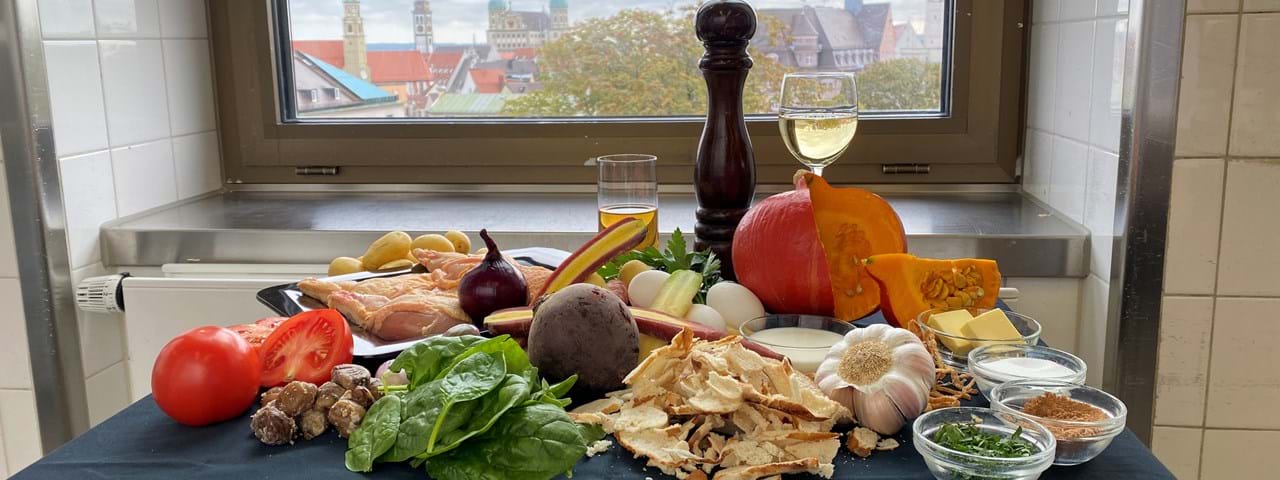 Augsburger Masthendlbrust mit Maronen-Brezenfülle auf Kürbis-Ofengemüse mit Spinat und Tomaten